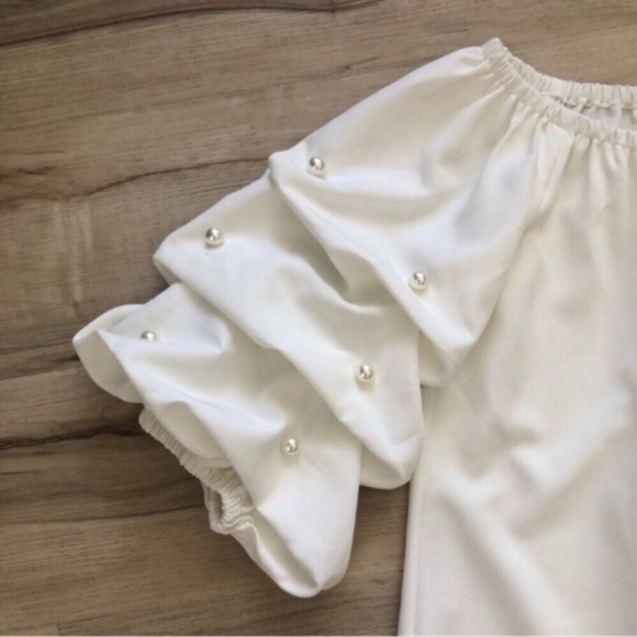 White Tiered Pearl Ruffle Sleeve Off Shoulder Roz & Ali Top - Picture 3 of 8